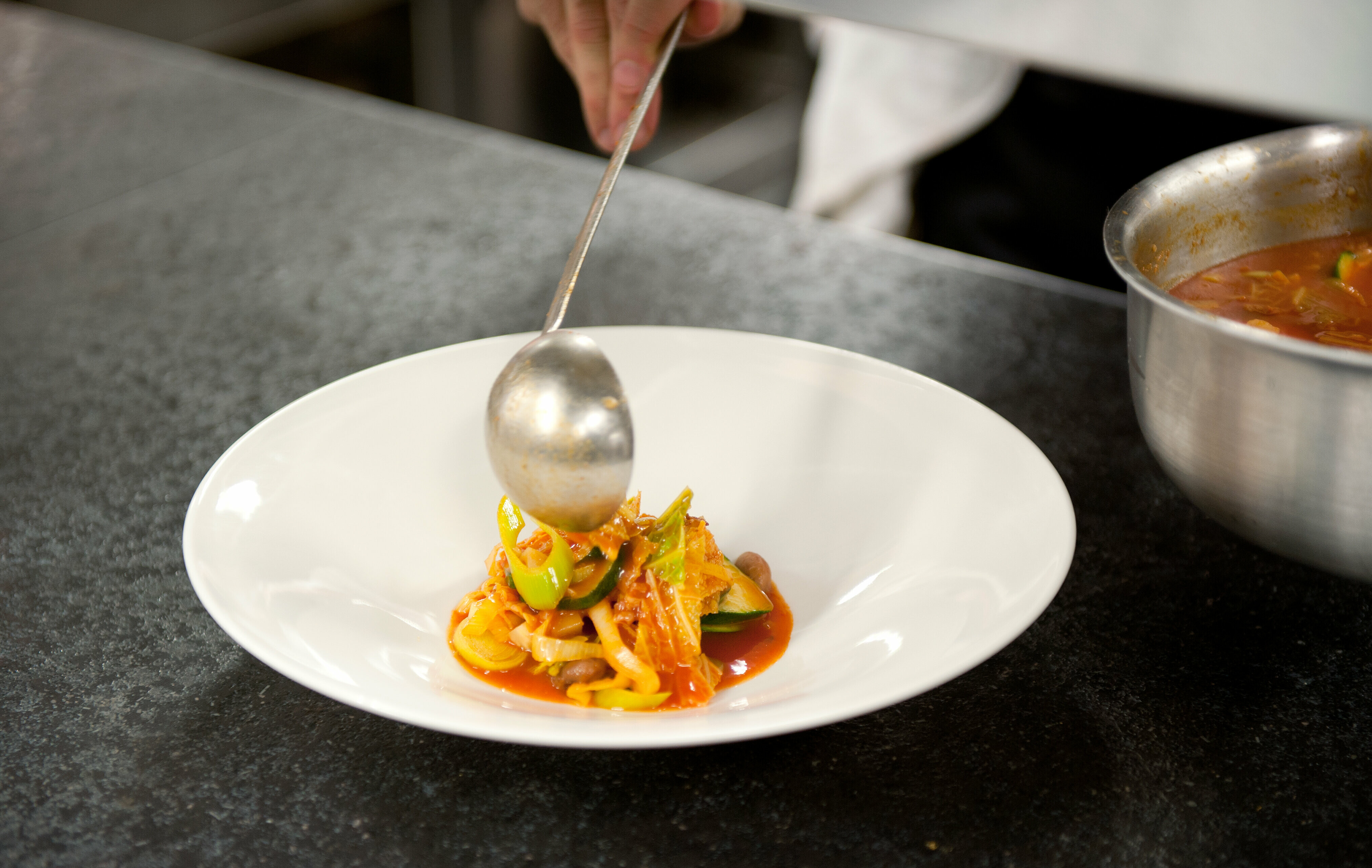 Kochen Sie Ihr Mittagessen zusammen mit unserem Küchenchef Marius