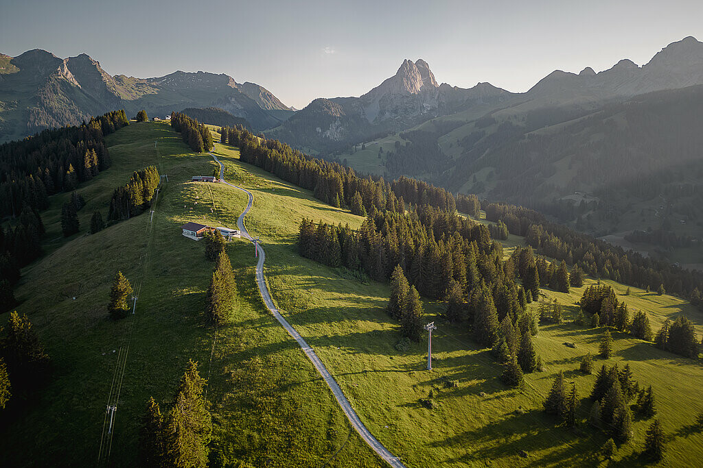 Hike with Ruth from Saanen via Gstaad to the Flüemadhüttli on the Eggli.